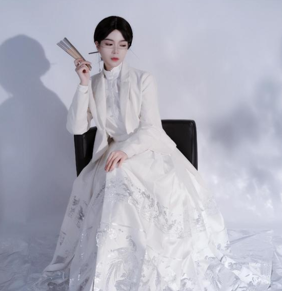 劉詩詩西裝配漢服時尚感滿滿 西裝配漢服怎么穿出高級感？