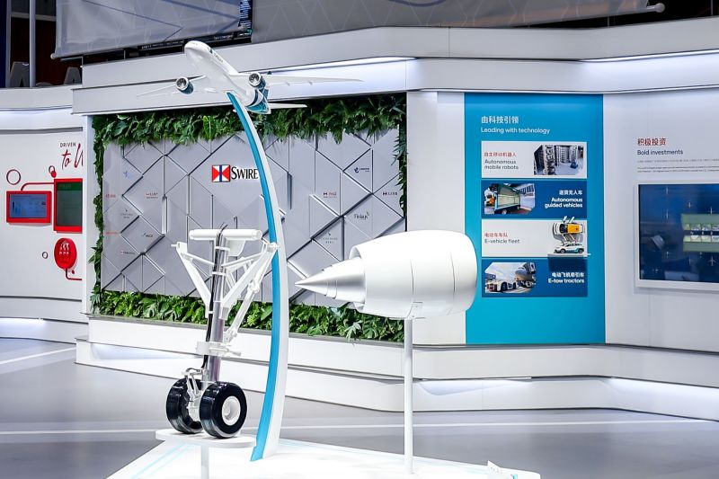 港機(jī)集團(tuán)現(xiàn)場展示飛機(jī)模型及由3D打印技術(shù)制作的飛機(jī)部件模型。