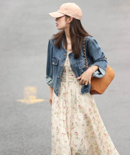 景甜秋日穿搭選擇外套配裙子(景甜秋日裙裝氣質溫柔又高級)