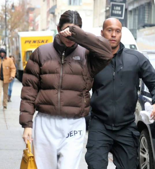 肯豆風帥氣美式超短羽絨服適合運動穿嗎(肯豆風超短羽絨服秋冬搭配2025)