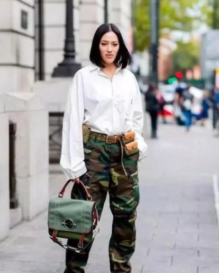 楊紫把ACU迷彩褲穿出簡潔風(ACU迷彩褲秋季配啥上衣2025)