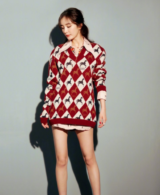 楊冪出街穿法式版冬裙洋氣美嫩(法式版冬裙誰穿誰美2025)