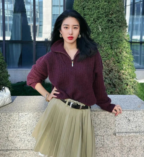 楊冪馬甲搭裙子優雅開啟10月(馬甲配褲子高級時髦還顯瘦)