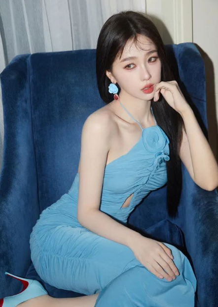 虞書欣穿藍(lán)裙子清新時(shí)尚(秋季穿藍(lán)裙子配什么外套好看2025)