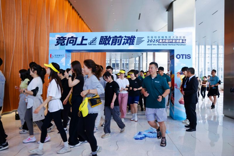 參賽隊員們出發了