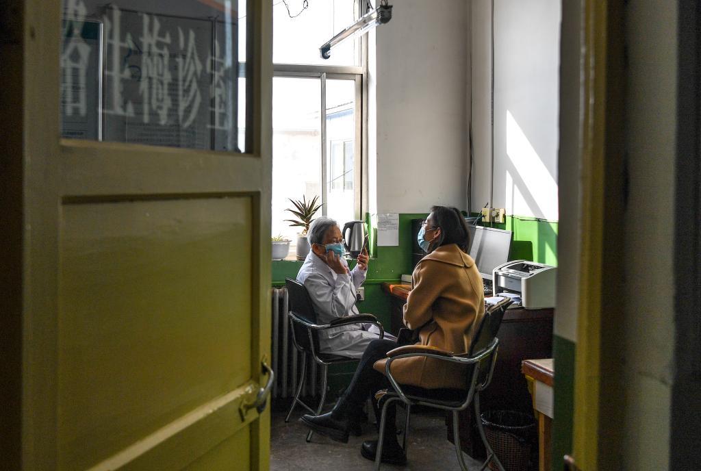 路生梅在佳縣人民醫(yī)院坐診(2022年11月16日攝)。新華社記者 鄒競一 攝