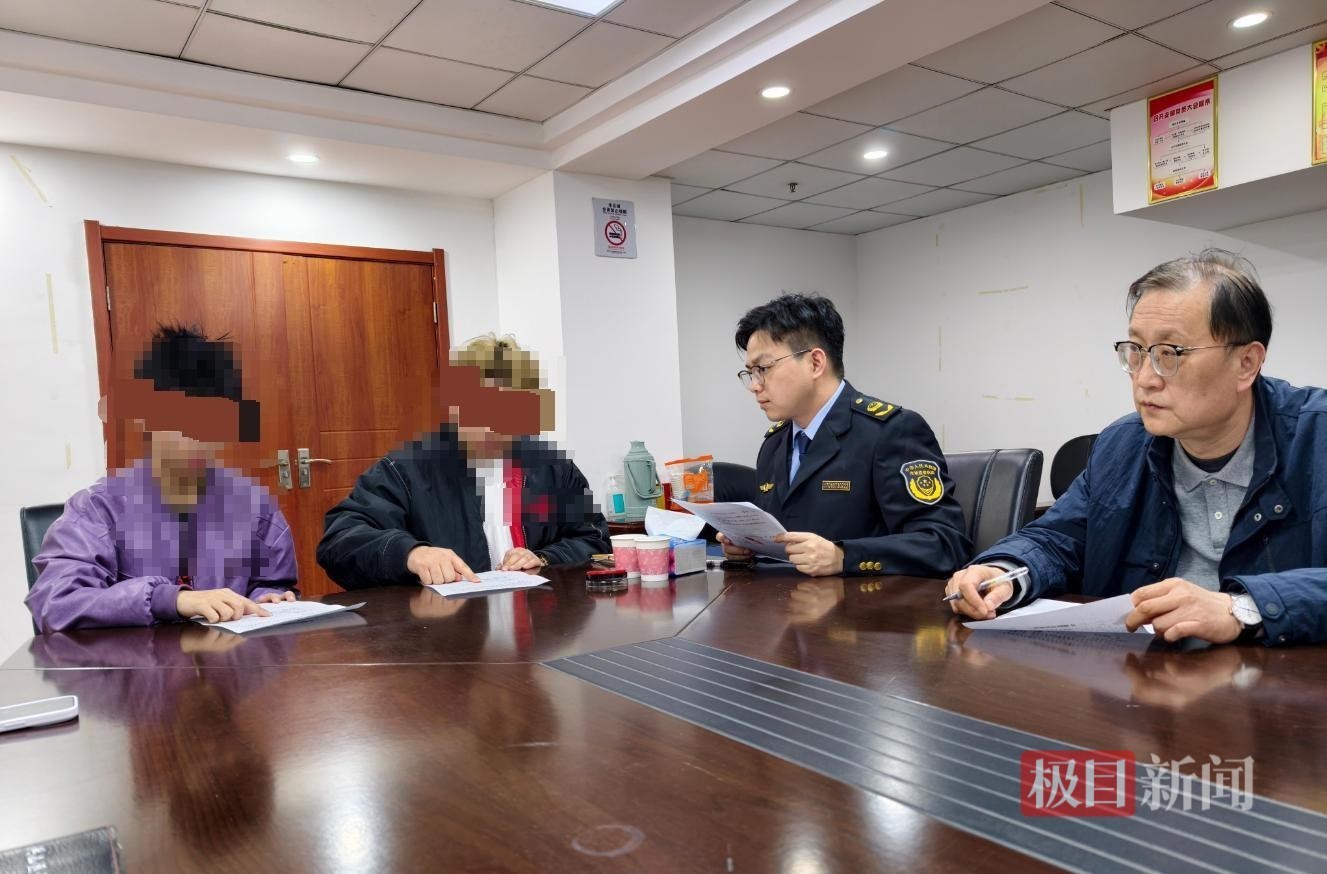 涉事雙方(左一、左二)達成調解協議