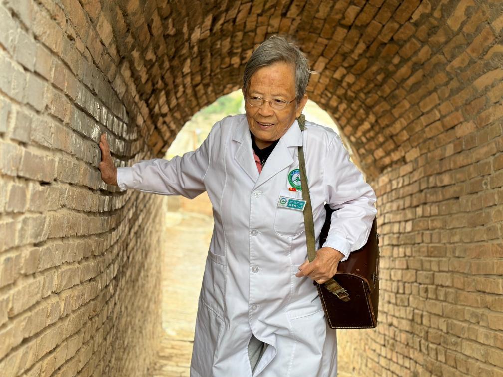 路生梅行走在佳縣縣城（2024年9月10日攝）。新華社記者 藺娟 攝