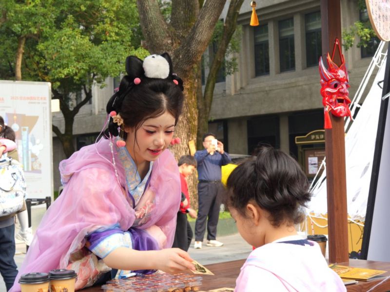 再現(xiàn)古人佩萸祈福的傳統(tǒng)習(xí)俗