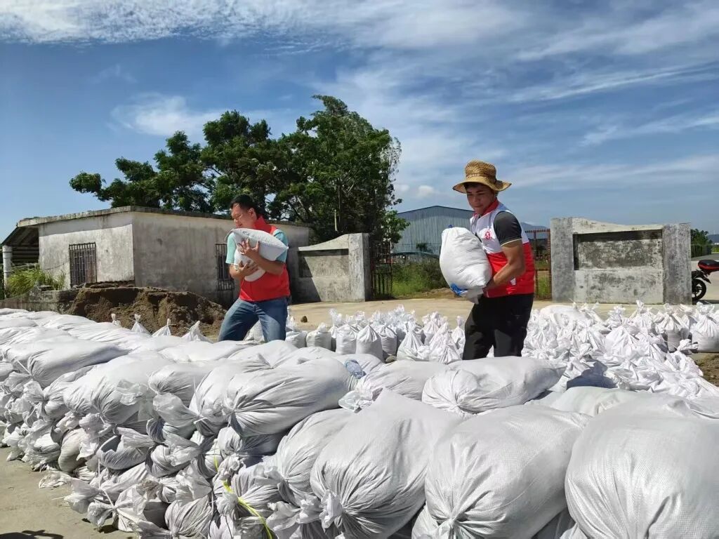 臺風來臨前,漁業村組織村民加固海堤。