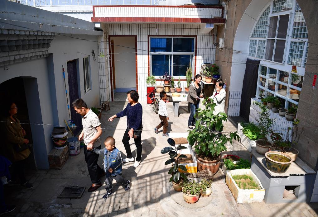 2018年4月29日，在路生梅（右一）的家中，帶孩子來看病的家長絡繹不絕。新華社記者 邵瑞 攝