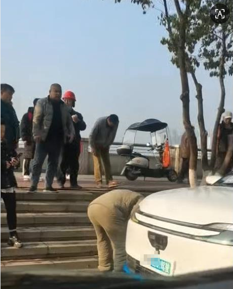 株洲一無人駕駛汽車撞倒路人 當地:交警和救護車已到現場處理