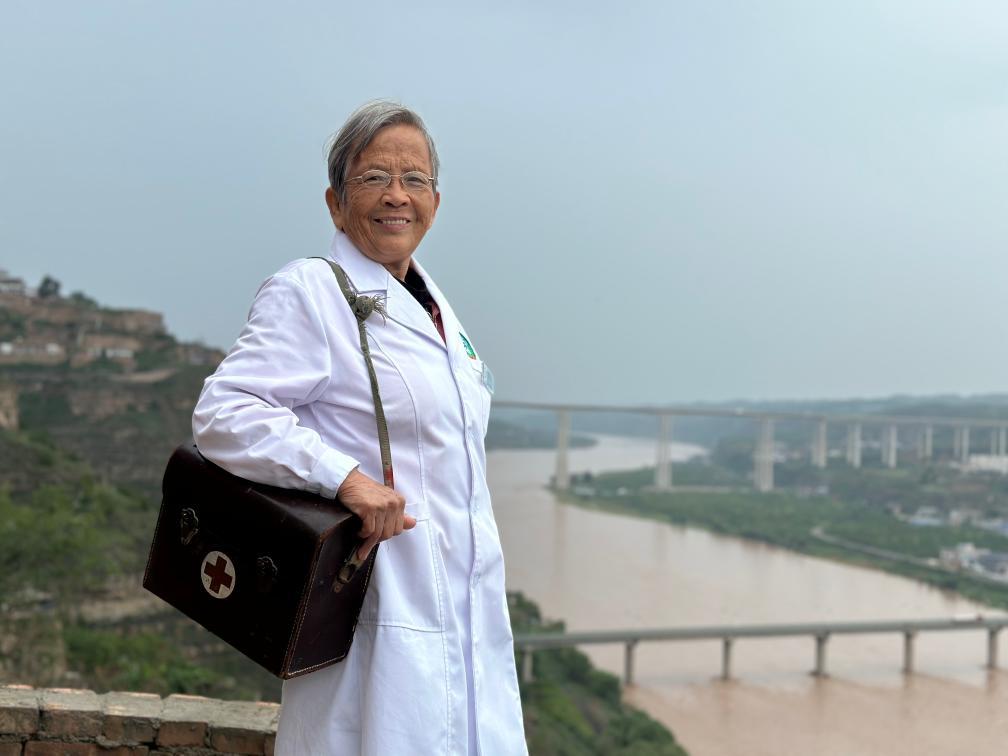 路生梅在陜西省榆林市佳縣的黃河邊(2024年9月10日攝)。新華社記者 藺娟 攝