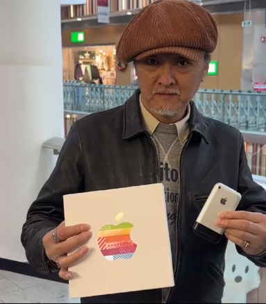 北京第六家Apple官方零售店開業 老人掏出第一代iPhone合影打卡